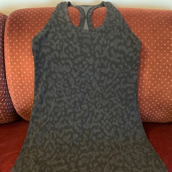 Lululemon Cool Racerback Nulu Black Camo EUC 6 - Picture 4 of 5